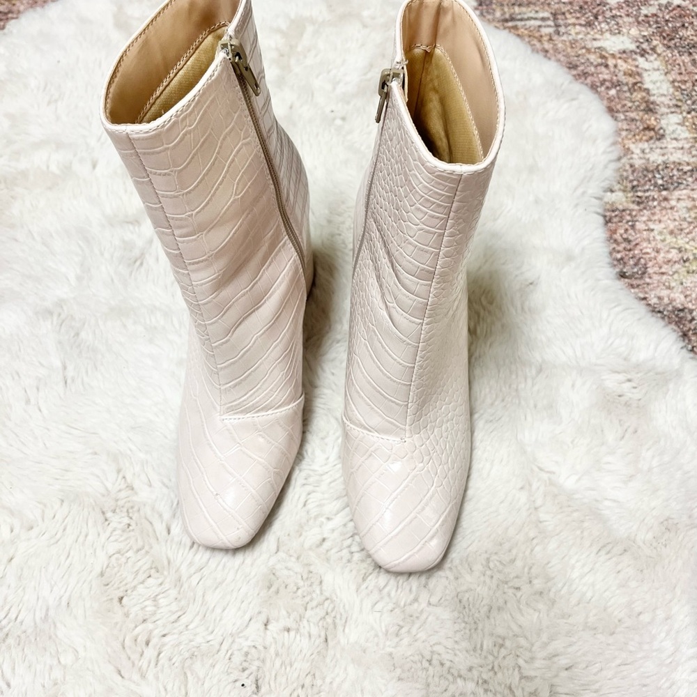 Lulu’s pink faux gator skin boots - Picture 2 of 3